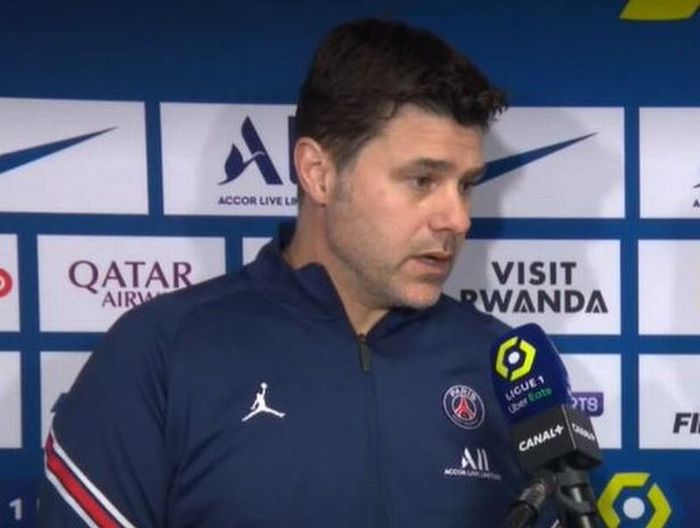HLV Pochettino ra sức bảo vệ Messi và Neymar. ẢNH: MIRROR