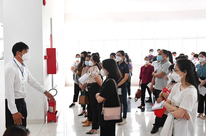 Các thí sinh chuẩn bị bước vào phòng thi tuyển công chức TPHCM năm 2022. Ảnh: VIỆT DŨNG