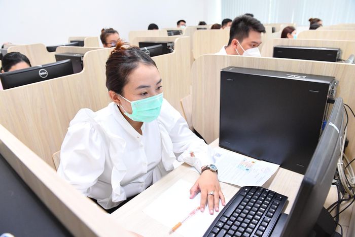 Các thí sinh làm bài thi môn kiến thức chung trên máy tính trong ca thi sáng ngày 15-3. Ảnh: VIỆT DŨNG