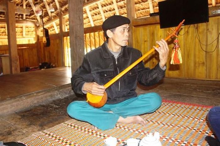 Nghệ nhân Nguyễn Văn Bành tâm huyết với nghệ thuật hát Then.