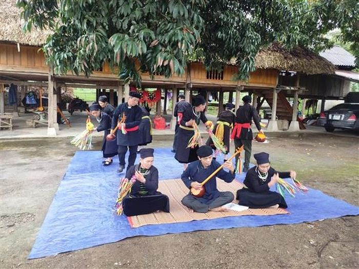 Đội Nghệ nhân dân gian xã Phương Tiến tập luyện làn điệu Then. 