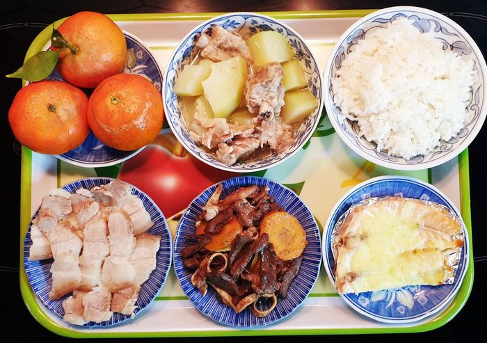 Mâm cơm anh Nam nấu chăm vợ ở cữ khiến hội chị em xuýt xoa.