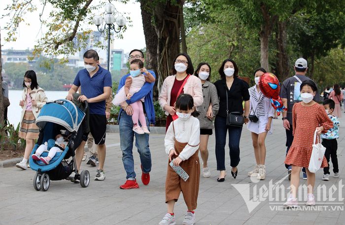 Người dân đi chơi ở phố đi bộ hồ Gươm. Ảnh: Phạm Hải