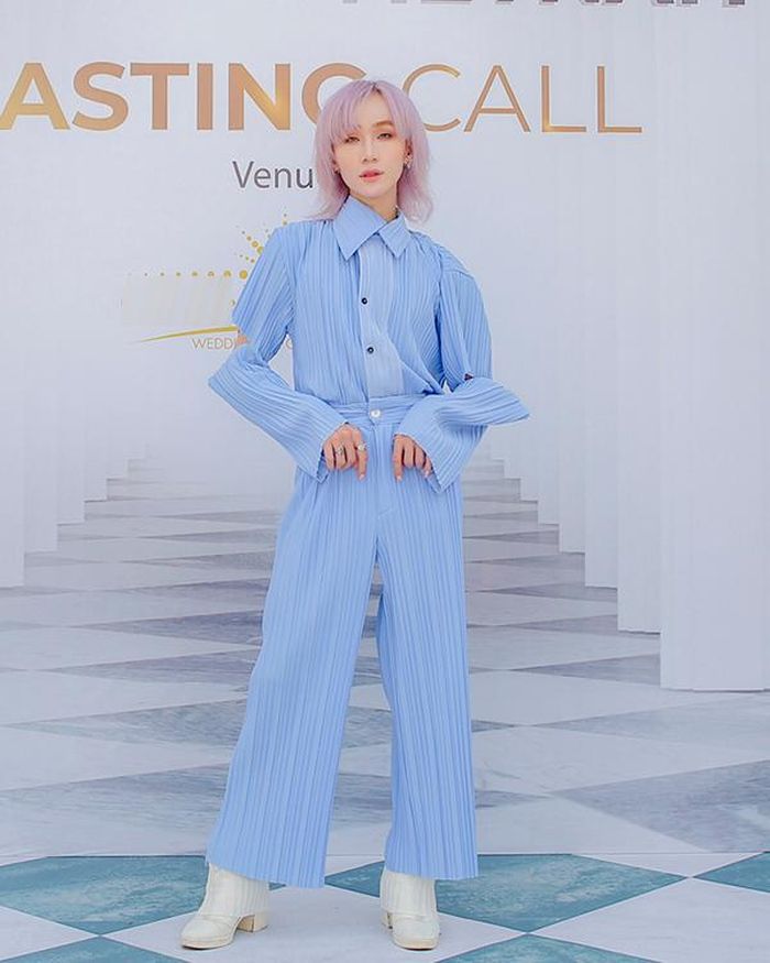 Người mẫu unisex Vio Hồ cá tính với set đồ ống tay cut out, tóc nhuộm pastel và đôi giày thiết kế độc lạ.