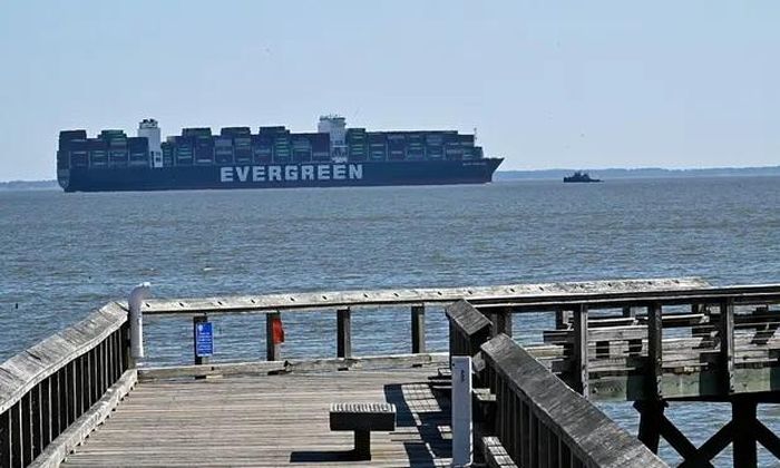 Tàu container Ever Forward mắc cạn ở Vịnh Chesapeake. Ảnh: AP