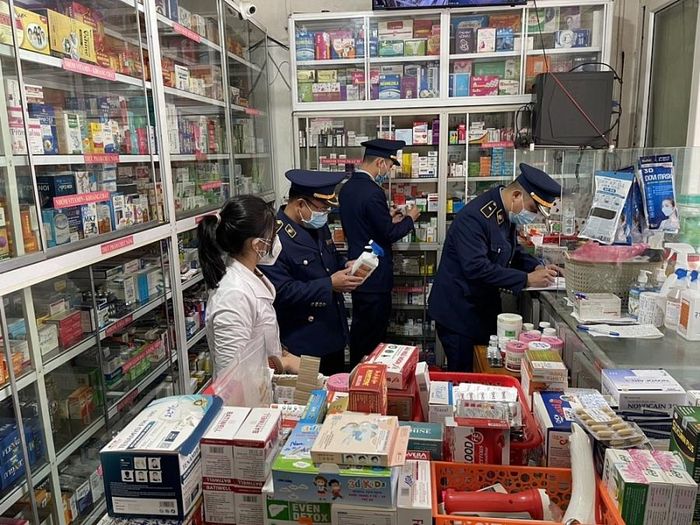 Trong 2 năm 2020-2021, QLTT là lực lượng chủ công trong công tác quản lý địa bàn, kiểm tra, kiểm soát chặt chẽ công tác niêm yết giá bán và bán đúng giá niêm yết, các hành vi lợi dụng tình hình khan hiếm hàng hóa trên thị trường, đặc biệt các trang thiết bị y tế phòng, chống dịch Covid-19