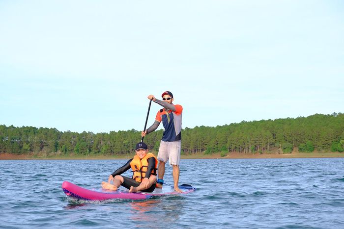 Chèo sup là hình thức vừa vận động thân thể, vừa thư giãn tinh thần. Ảnh: Hoàng Ngọc