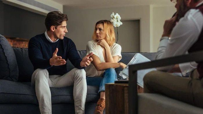 Đại dịch Covid-19 khiến mâu thuẫn trong mối quan hệ nảy sinh nhanh chóng hơn, buộc các đôi phải học cách tháo gỡ nhờ lời khuyên của chuyên gia. Ảnh: USA Today.