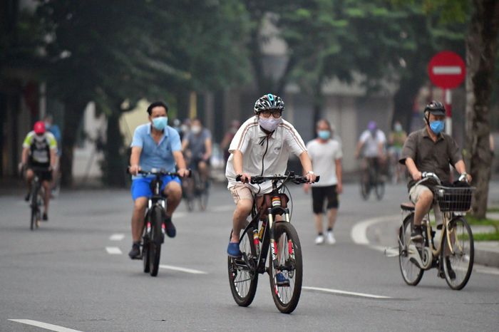  Người dân tại Hà Nội đạp xe, tập luyện thể dục. Ảnh: Nhật Sinh. 