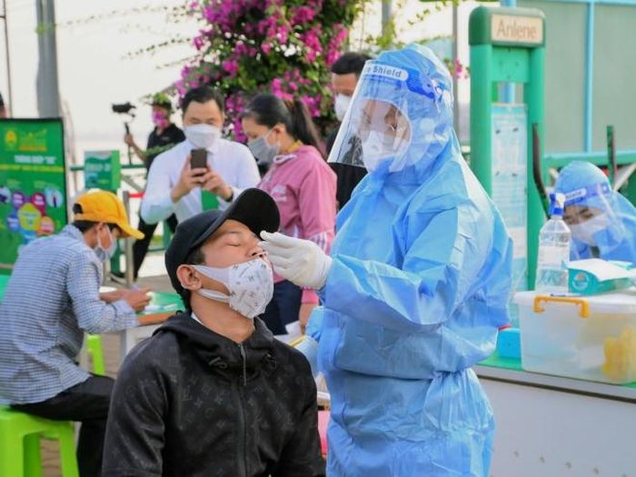 Xét nghiệm Covid-19 cho người dân. Ảnh: TTXVN