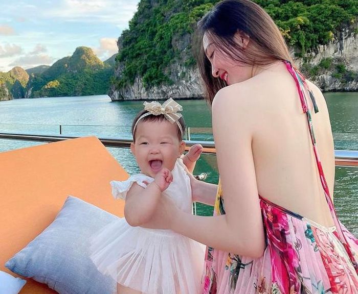 Cô sở hữu nhiều quần áo, túi xách, phụ kiện thuộc các thương hiệu thời trang đẳng cấp thế giới như Moschino, Gucci, Dior, Chanel…Ảnh: FBNV