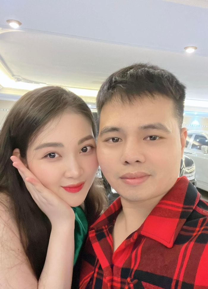 Từ khi nổi tiếng mọi nhất cử nhất động của vợ chồng cô dâu 200 cây vàng Nam Định đều được cư dân mạng cập nhật.