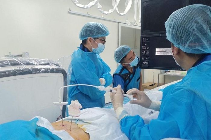 E kíp bác sĩ tiến hành can thiệp Ảnh: