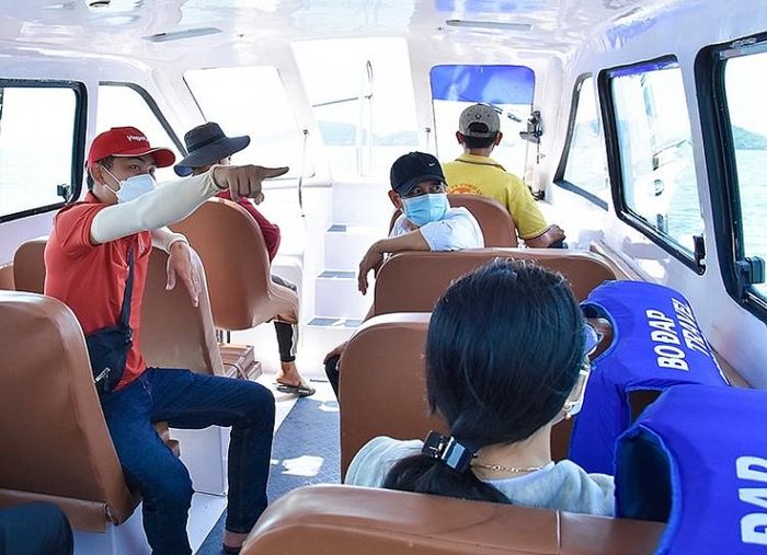 Du khách đi ca nô khám phá biển, đảo Kiên Lương.