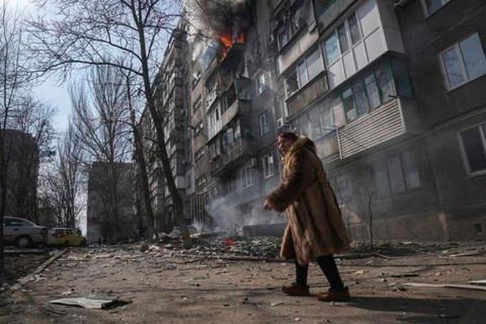Một tòa dân cư bốc cháy sau trận pháo kích ở Mariupol - Ảnh: AP
