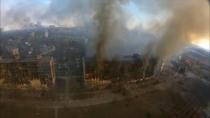 Quang cảnh thành phố Mariupol những ngày bị pháo kích - Ảnh: AP