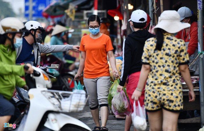  Thực phẩm, thuốc là những mặt hàng mà các F0 cho rằng cần ra đường để mua sắm. Ảnh minh họa: Phạm Ngôn. 
