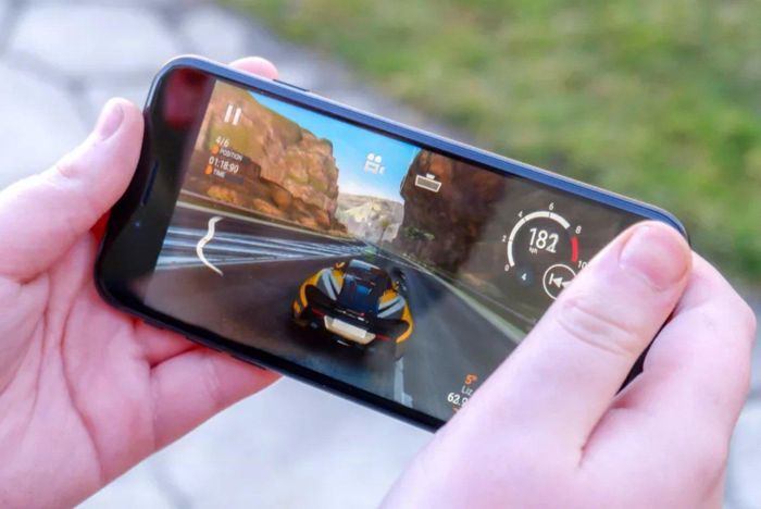 Không phải website hay game nào cũng còn tối ưu tốt cho màn hình 4,7 inch. Ảnh: The Verge, Mashable.