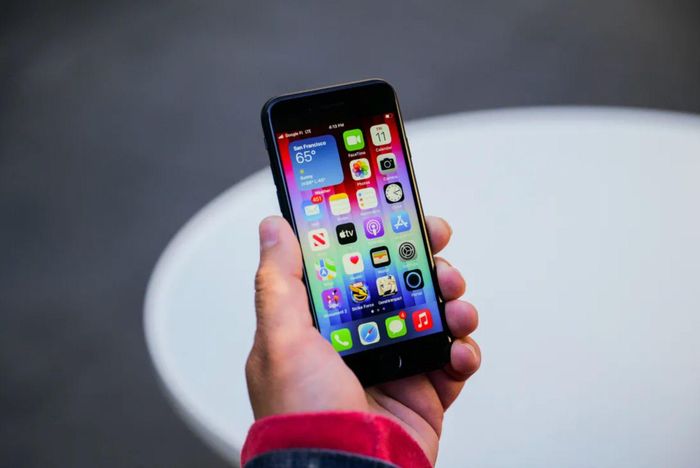 iPhone SE 2022 sẽ phù hợp cho những người có nhu cầu nhất định. Ảnh: CNN, CNET.