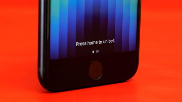 iPhone SE 2022 có thiết kế truyền thống đến mức lỗi thời. Ảnh: The Verge, CNET.