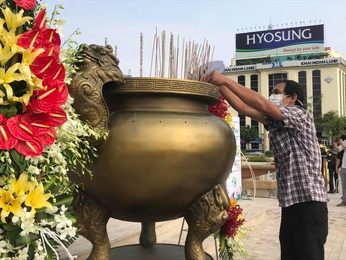 Người dân thành kính dâng hương tại Tượng Đức Thánh Trần Hưng Đạo trong Lễ khánh thành vào sáng 17/3.
