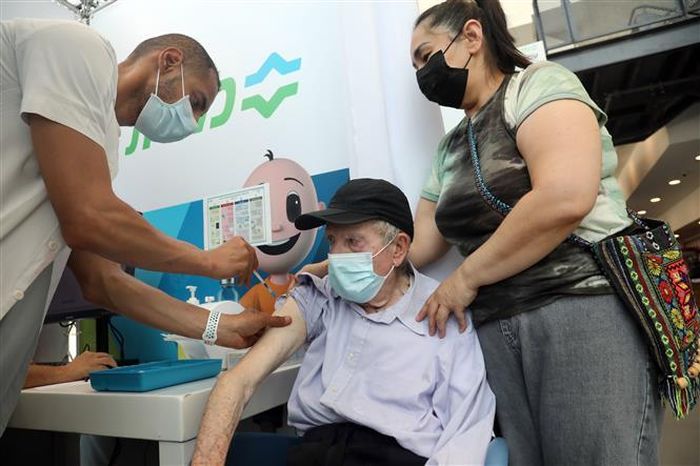 Tiêm vaccine ngừa COVID-19 mũi thứ ba cho người dân tại Tel Aviv, Israel. Ảnh: THX/TTXVN