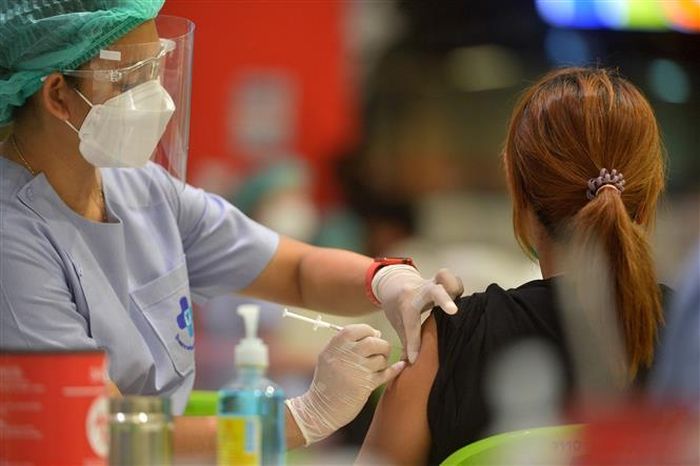 Nhân viên y tế tiêm vaccine ngừa COVID-19 cho người dân tại Bangkok, Thái Lan. Ảnh: THX/ TTXVN