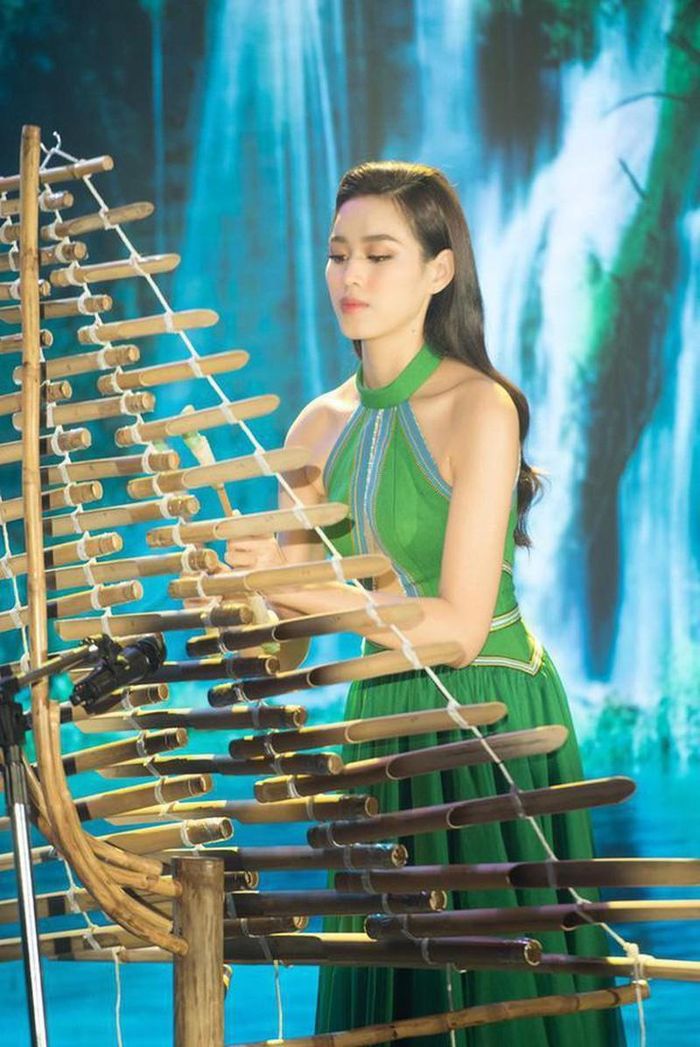 Hoa hậu Việt được các giám khảo đánh giá tốt trong phần thi tài năng và xuất sắc lọt vào top 27 trong phần thi Người đẹp Tài năng.