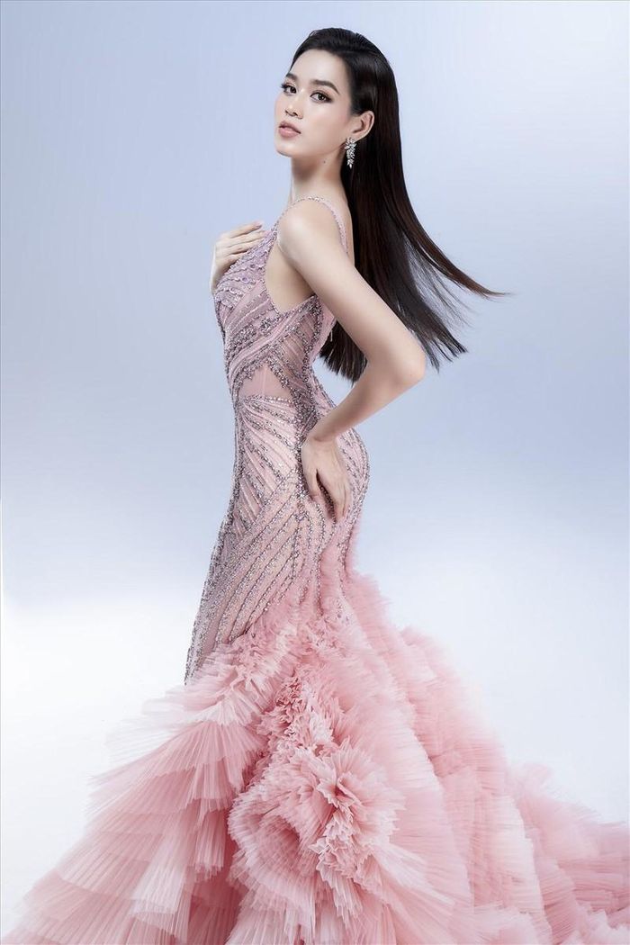 Kết thúc đêm thi, ngôi vị Hoa hậu Miss World lần thứ 70 thuộc về đại diện Ba Lan - Karolina Bielawska. Đại diện Việt Nam dừng chân ở top 13 chung cuộc. Dù vậy, sự nỗ lực và hành trình của Đỗ Thị Hà tại cuộc thi cũng đã khiến nhiều fan sắc đẹp không khỏi tự hào. Trước Đỗ Thị Hà, Lương Thùy Linh từng xuất sắc lọt top 12 Miss World 2019 và là thành tích cao nhất của Việt Nam từ trước đến nay. Ảnh: SV, ĐTH, CMH.