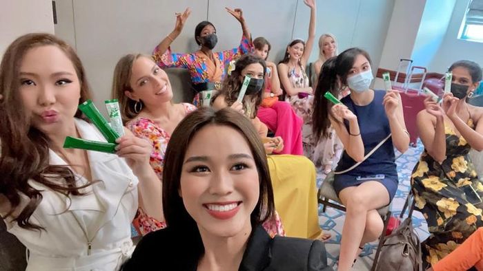 Trở lại cuộc thi, Hoa hậu còn mang tặng các người đẹp thạch rau má - sản phẩm của quê hương Thanh Hóa.