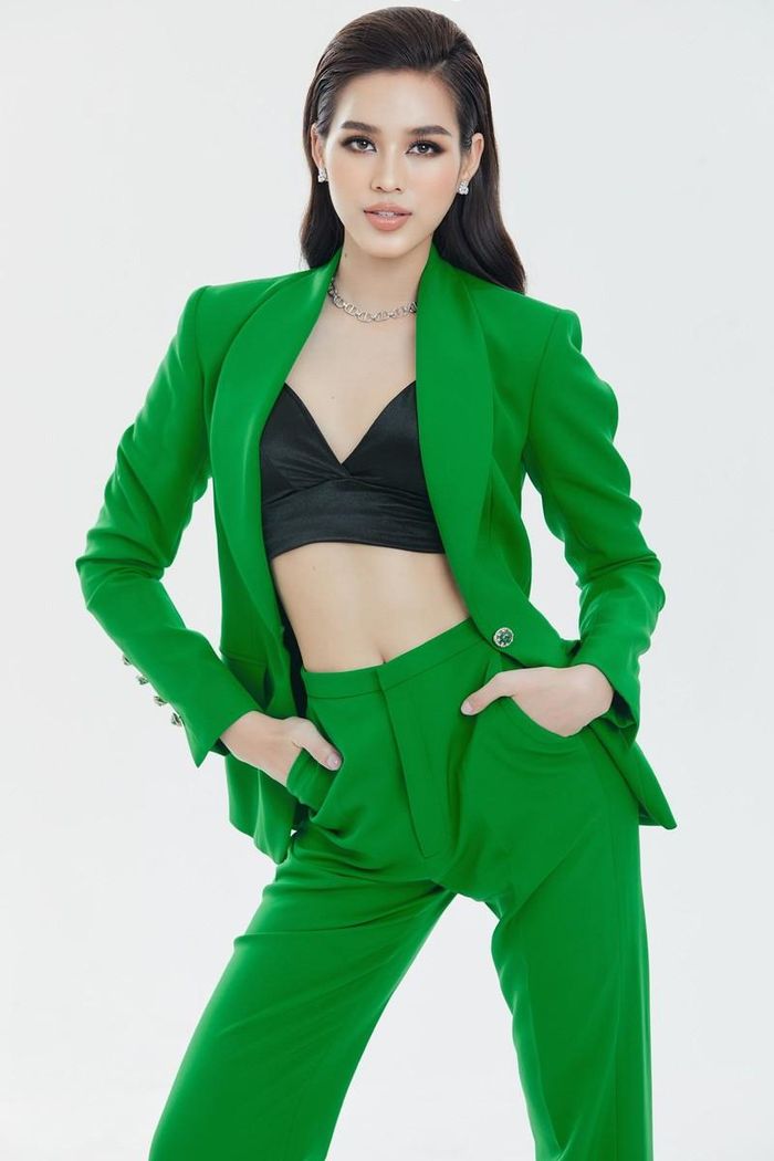 Sau đó, cô và các thí sinh bước vào vòng phỏng vấn kín cùng Ban giám khảo Miss World 2021. Đại diện Việt Nam tự tin trả lời hoàn toàn bằng tiếng Anh.