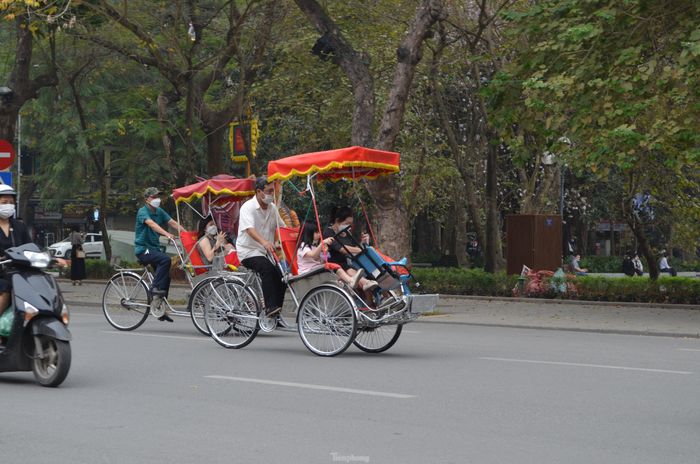 Chỉ lác đác một vài người may mắn mời chào được những vị khách người Việt Nam.