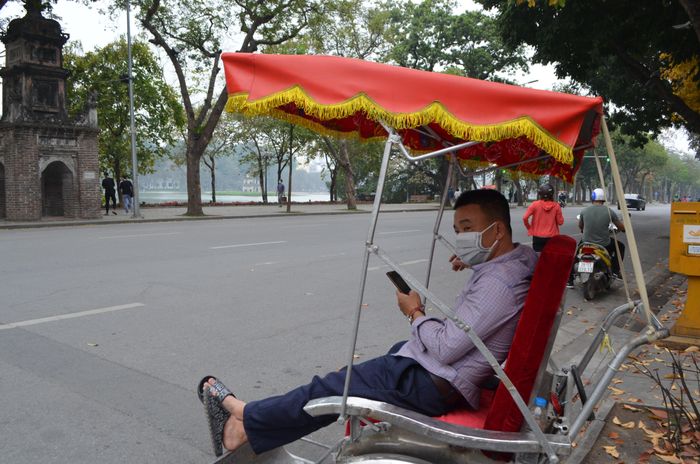 “Lúc chưa có dịch, khách rất đông nên cánh xích lô chúng tôi có mặt ở khắp 36 phố phường. Nhưng 2 năm nay chỉ lang thang ở quanh hồ vì khách thưa thớt. Có ngày không có một vị khách nào”, một tài xế xích lô có thâm niên ngán ngẩm chia sẻ. 