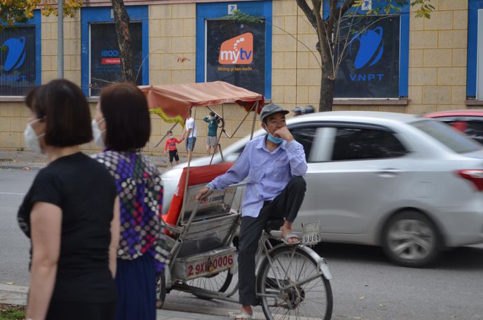 Có nhiều bác tài phải gồng gánh tài chính để nuôi các con, cháu ăn học nên tiền ăn, tiền trọ phải chắt bóp; dịch đến thì chạy đi kiếm nhiều nghề tự do mới mong bỏ dư ra một khoản tiền. 