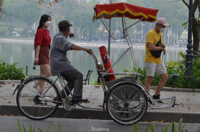 Họ kiên trì đi vòng quanh hồ và mời chào khách. 