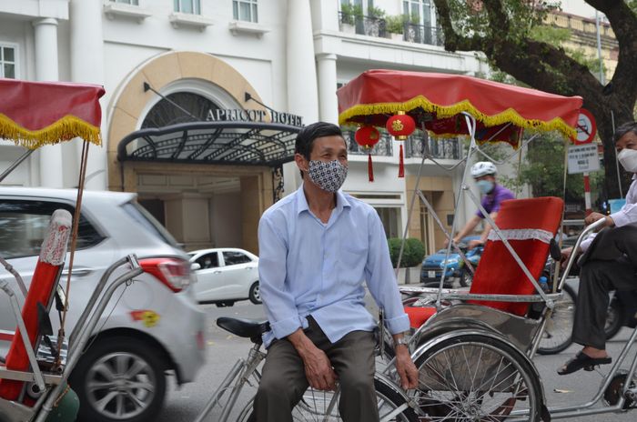 “Theo dõi báo chí thấy hôm nay là ngày đầu mở cửa du lịch quốc tế nhưng tôi quan sát thấy vẫn vắng lắm. Rất mong sắp tới, Chính phủ có những hướng dẫn cụ thể cho người dân an tâm. Cánh tài xế chúng tôi mới mong gỡ gạc lại”, ông Nhiệm chia sẻ.