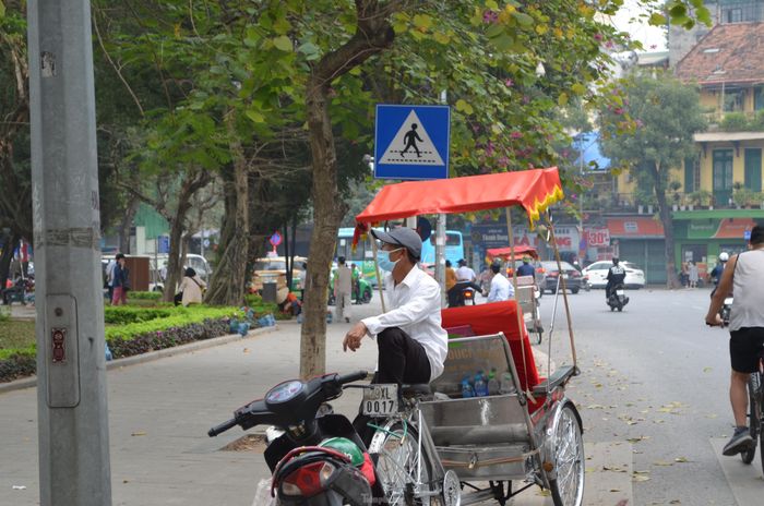 Theo các tài xế xích lô tại đây, trước đây có hàng trăm người sống bằng nghề đạp xích lô ở phố cổ nhưng nay giảm chỉ còn vài chục người bám trụ. Đa số họ đều là những người lao động ngoại tỉnh đã nhiều tuổi, không thể làm những công việc nặng nhọc. 