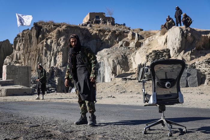  Hành trình 300 km bắt đầu với việc xuất trình giấy tờ cá nhân tại chốt kiểm tra do Taliban lập nên ngay ngoài thủ đô Kabul. Tiền đồn này bị chiến binh Taliban chiếm được ngay trước khi Kabul thất thủ. 