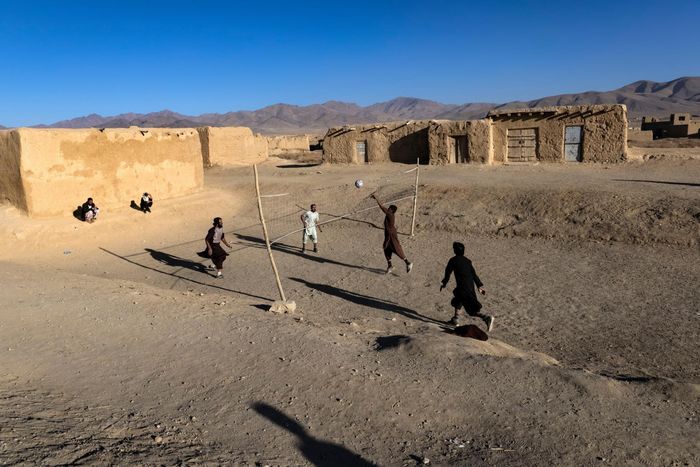  Chặng dừng đầu tiên là thành phố Ghazni. Trước khi Mỹ bỏ ra hàng triệu USD để lát đường, chuyến đi từ Kabul tới Ghazni thường mất gần 20 giờ. Gần đường cao tốc qua Ghazni, người dân có thể bắt gặp cảnh thanh niên cười đùa chơi bóng chuyền. Nếu là nhiều tháng trước, đây sẽ là cảnh tượng dường như không thể xảy ra vì tình trạng bạo lực quá nghiêm trọng. 