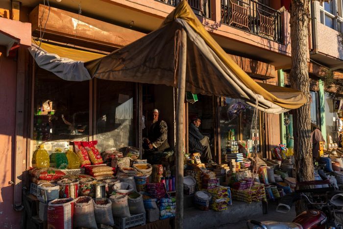  Tại Ghazni lúc này, nhiều người đang tìm mua đồ để dành cho mùa đông. Do tác động từ lệnh trừng phạt của Mỹ và việc biên giới bị đóng cửa, giá cả các mặt hàng như dầu nấu ăn đã tăng vọt. Nhiều người không có tiền mặt để mua đủ thức ăn cho gia đình. 