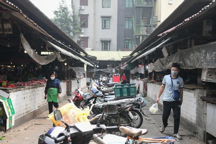 Nhiều F0 cho rằng mình buộc phải ra đường để mua thực phẩm, thuốc men. Ảnh minh họa: Thạch Thảo.