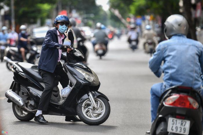 Một người dân quay xe khi gặp chốt kiểm dịch. Ảnh minh họa: Duy Hiệu.