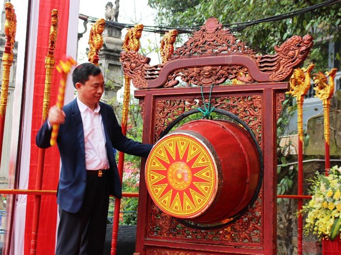 Lãnh đạo thành phố Sầm Sơn nổi trống khai hội.