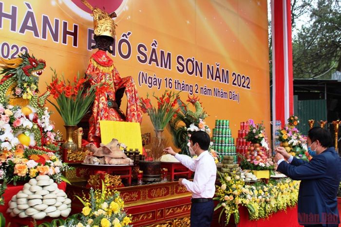 Các đại biểu dâng hương tri ân thần Độc Cước.