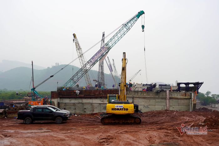 Nhộn nhịp trên công trường thi công cao tốc Vân Đồn - Móng Cái