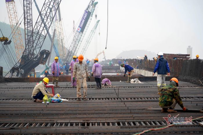 Khoảng 200 công nhân đang thi công trên cầu Đài Xuyên trong 1 ca làm việc