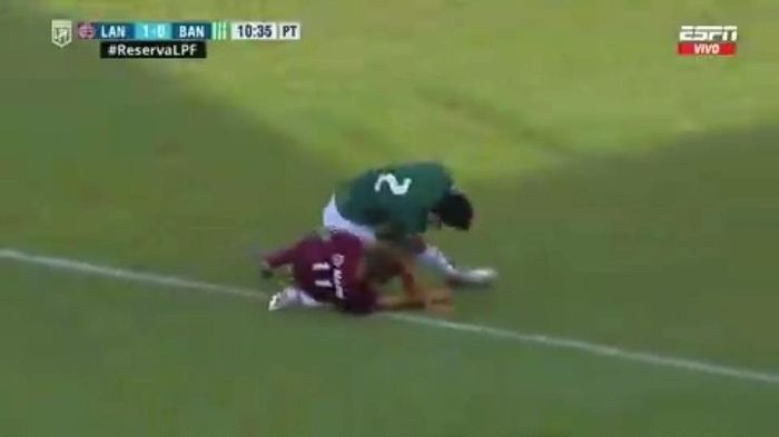 Krilanovich đè lên chân của Cardozo.