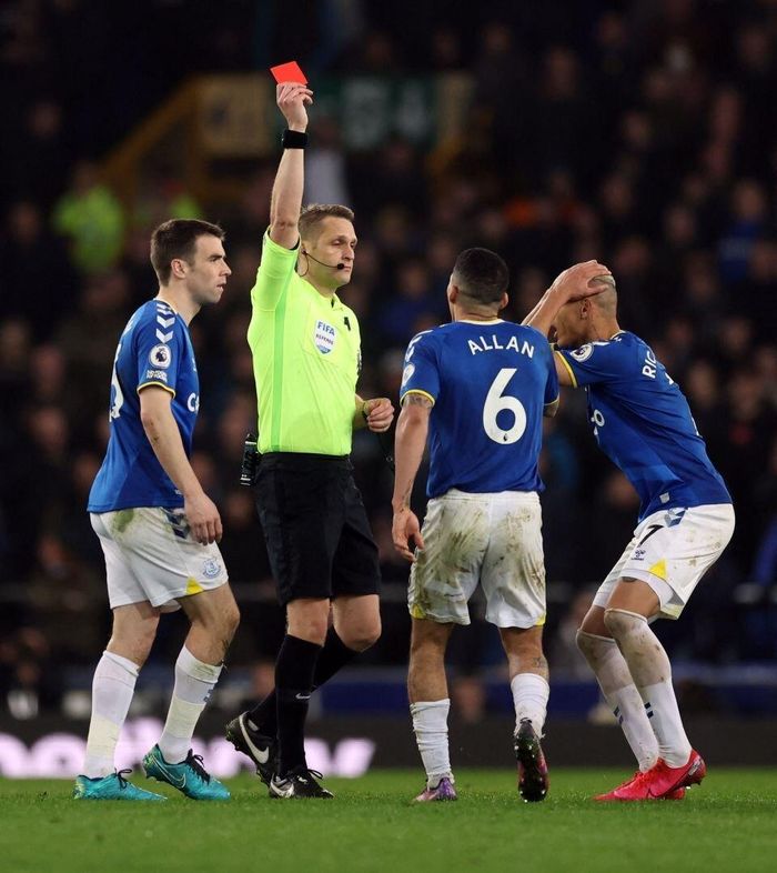 Phút 80, Everton chỉ còn chơi với 10 người khi Allan bị đuổi khỏi sân