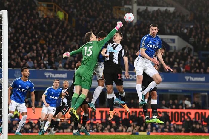 Thủ môn Begovic không ít lần cứu thua cho đội chủ nhà