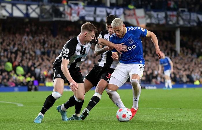 Everton gặp nhiều khó khăn trước một Newcastle thi đấu lên chân